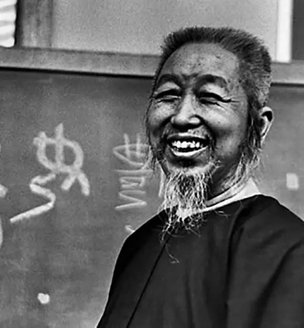 Cheng Man-Ching teaching Tai Chi in traditional Chinese setting